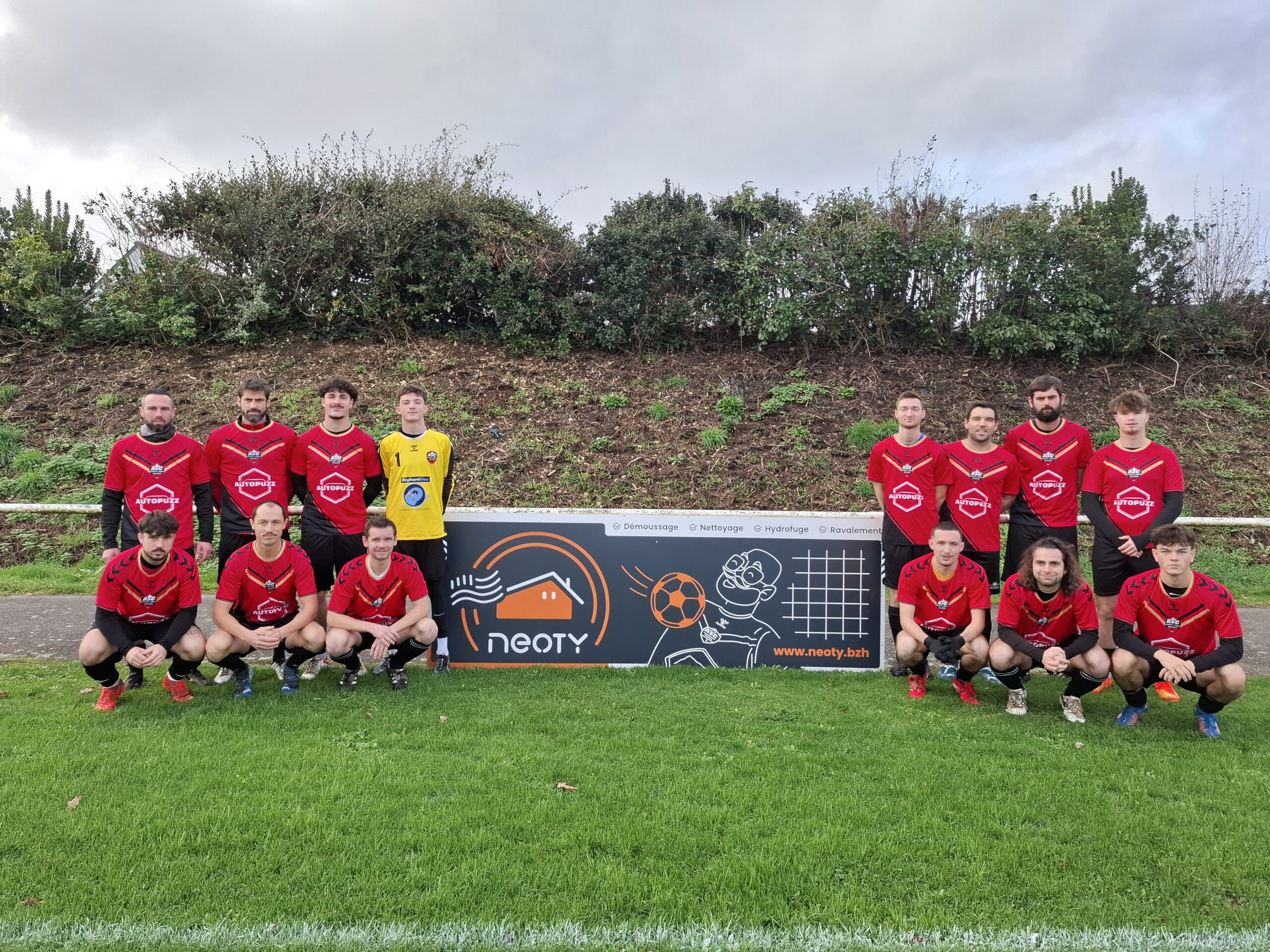 Photo de l’équipe du Club de Football de Sainte-Anne-d’Auray avec le logo de son partenaire Neoty
