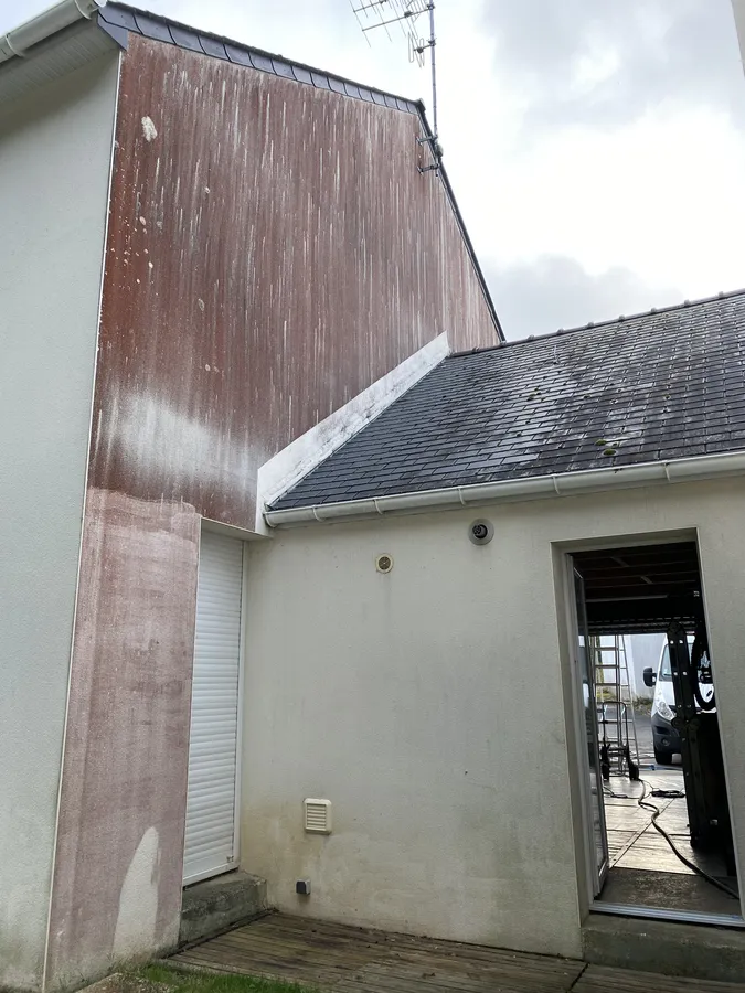 Façade avec des traces d'algues rouges dans le Morbihan