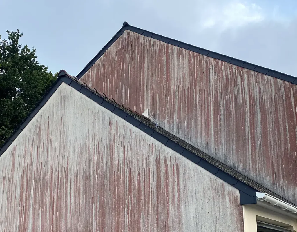 facade traces rouges salissures